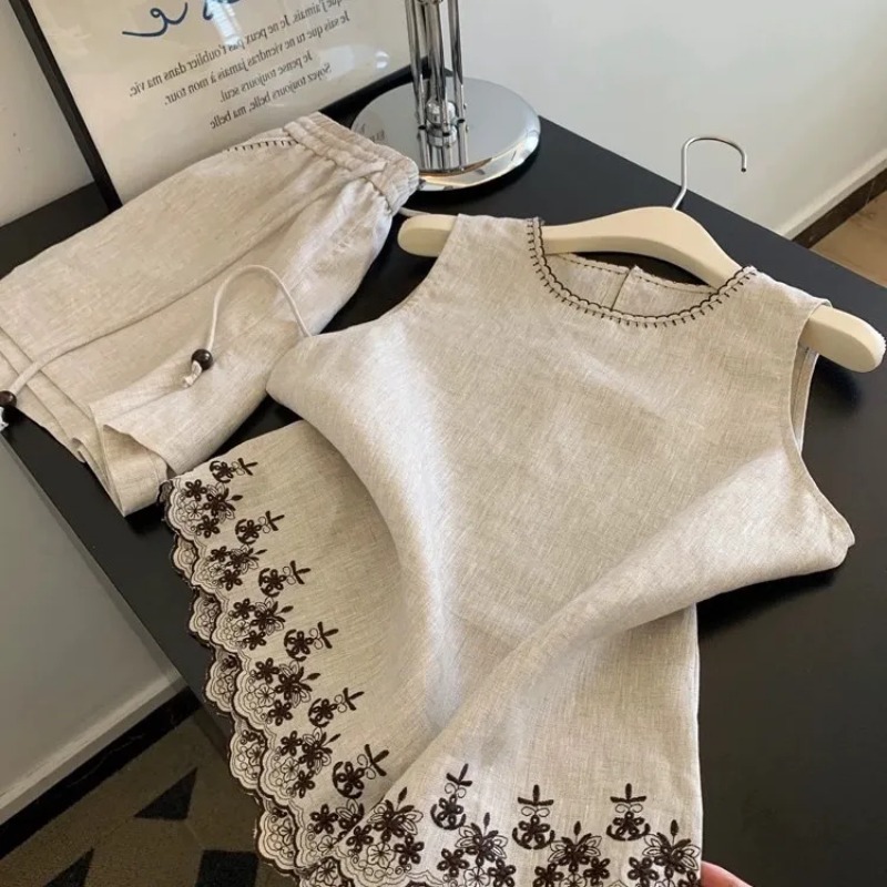 Prosty komplet damski w stylu  – Embroidery Uniforms recenzja i cena